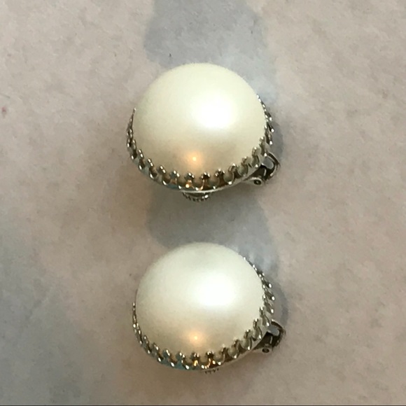 Vintage Large Pearl Screwback Earrings - Picture 2 of 5